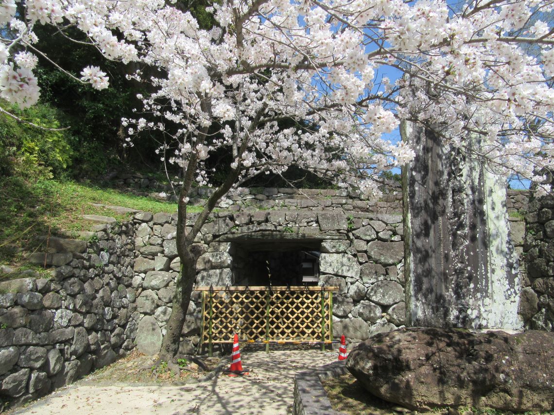 長崎県大村市にある大村神社で撮影した、玖島城石垣の穴門。