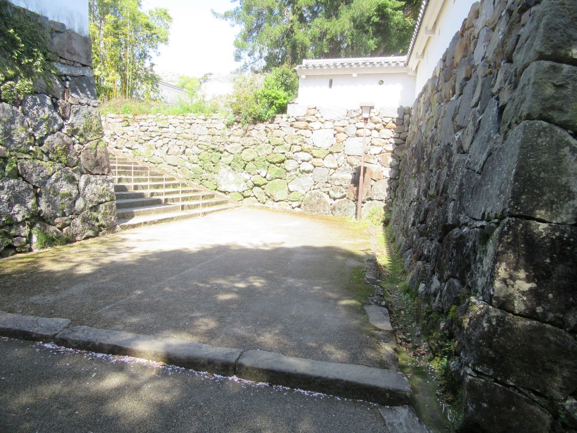 長崎県大村市にある大村神社で撮影した、入り組んだ道。