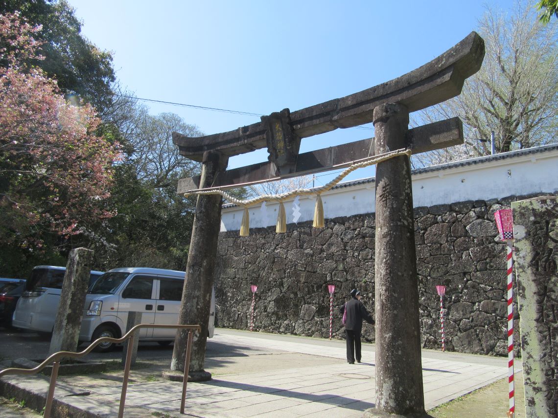 長崎県大村市にある大村神社で撮影した、石垣と桜がきれいな鳥居周辺。