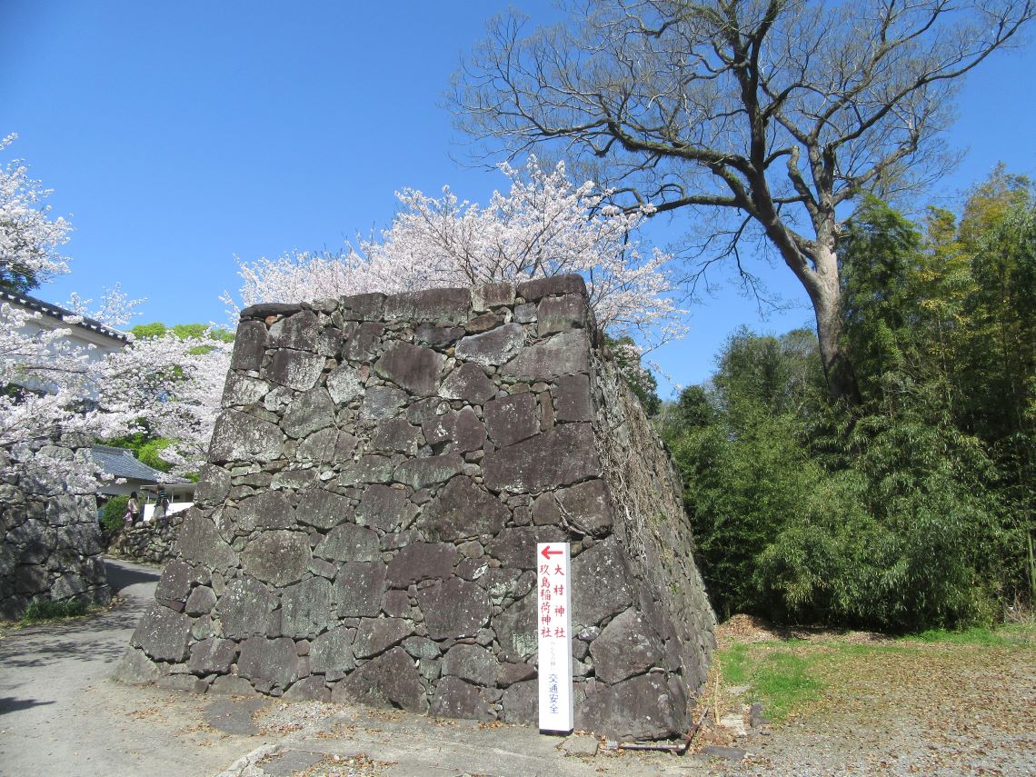 長崎県大村市にある大村神社で撮影した、石垣と桜。