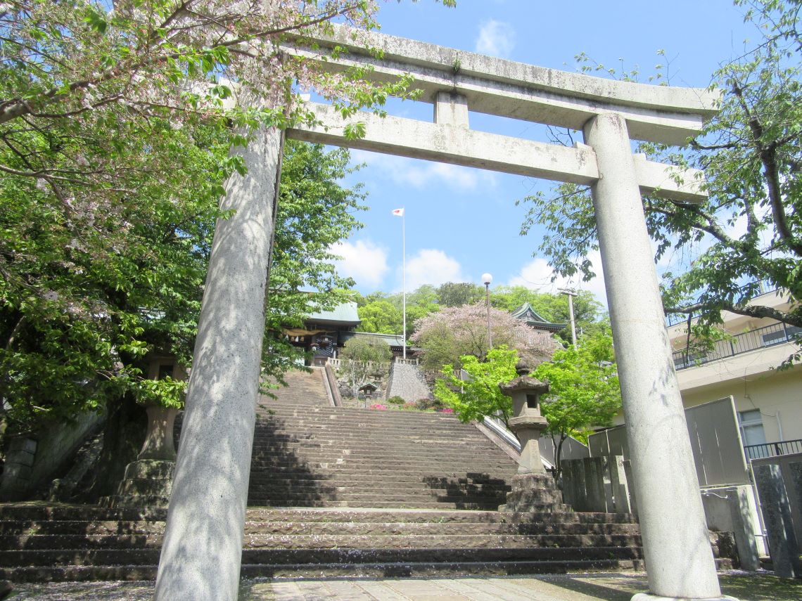 長崎市の鎮西大社諏訪神社で撮影した、桜と鳥居。