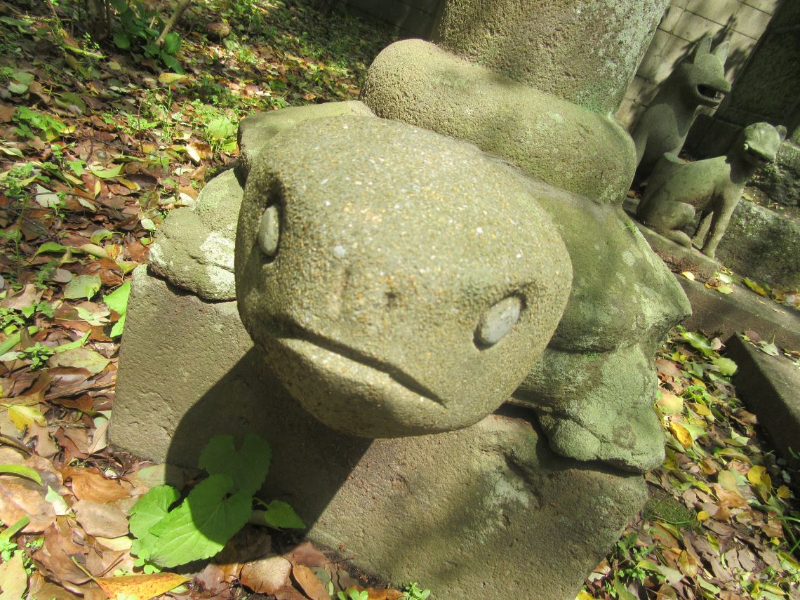 長崎市の松森天満宮で撮影した、かわいい亀趺。