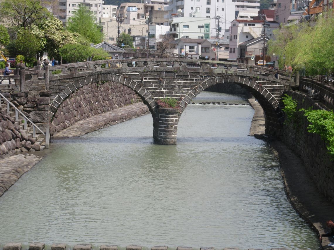 長崎市の中島川沿いで撮影した、水面に反射せず眼鏡に見えない眼鏡橋。