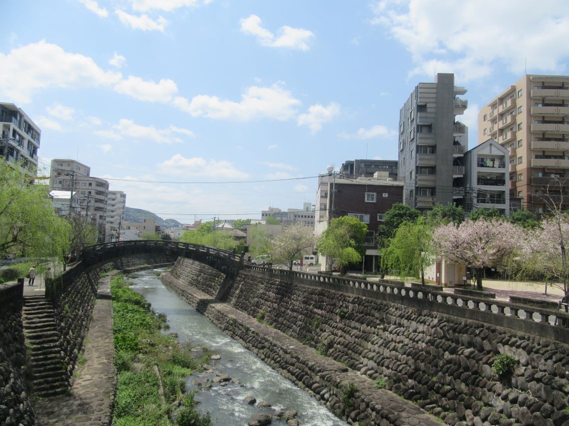 長崎市の中島川沿いで撮影した、川と桜。