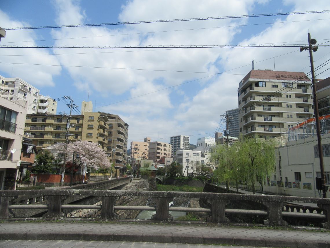 長崎市の中島川沿いで撮影した、橋の上から見る川と桜。