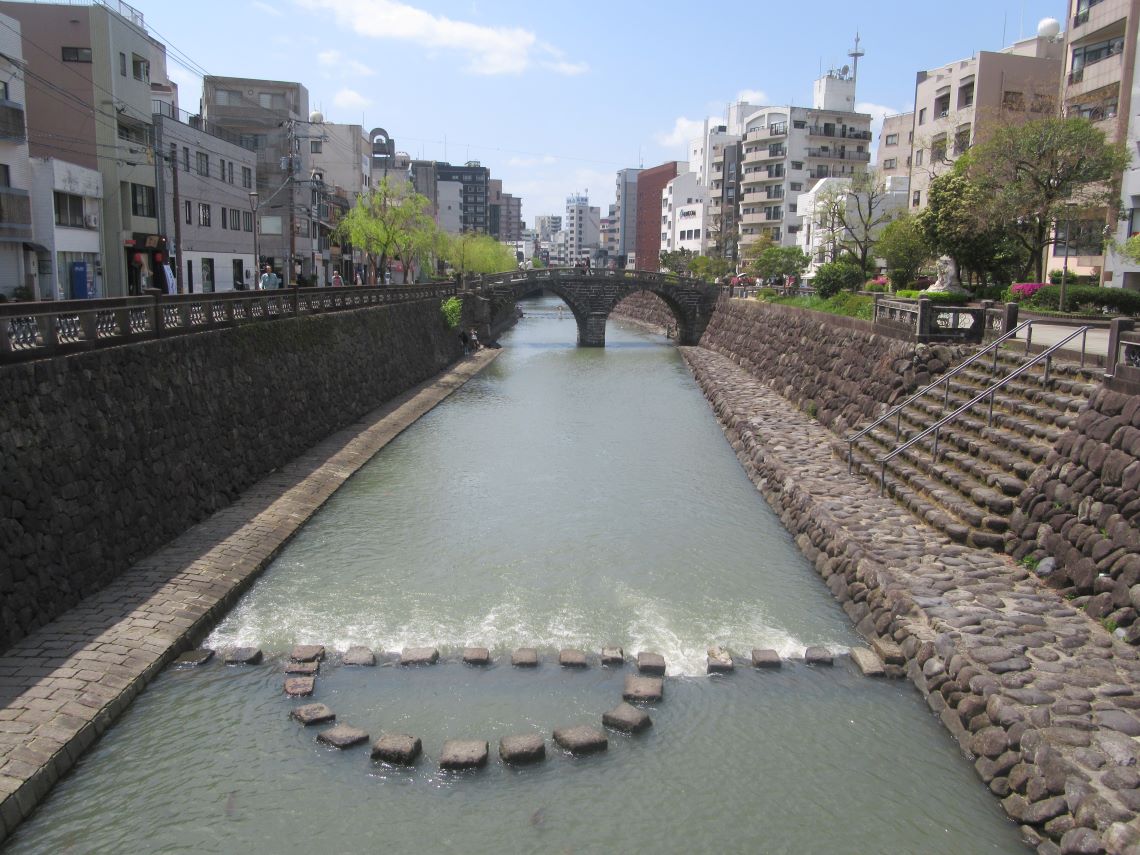 長崎市の中島川沿いで撮影した、雨上がりで水位が高い眼鏡橋周辺。