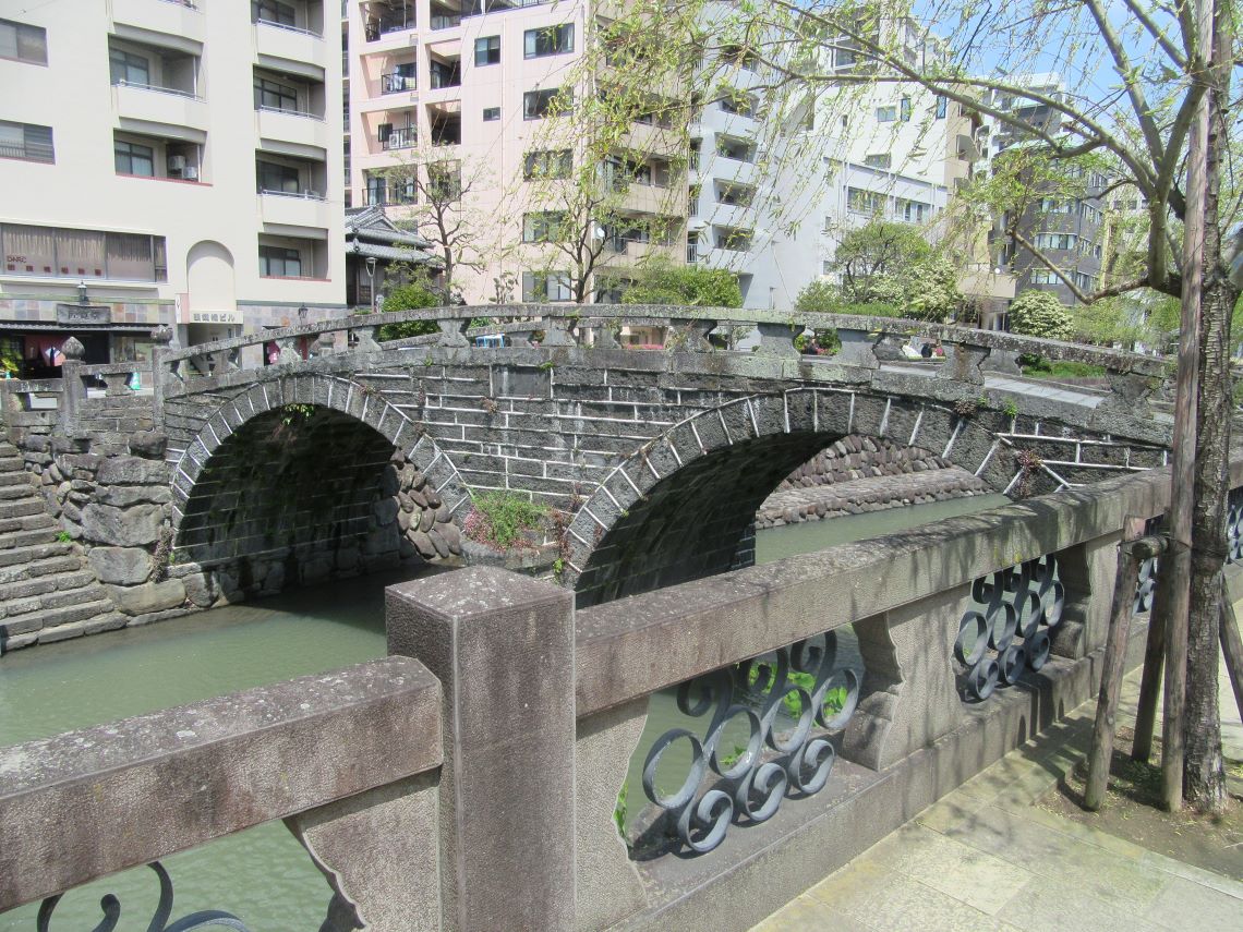 長崎市の中島川沿いで撮影した、4月の眼鏡橋。