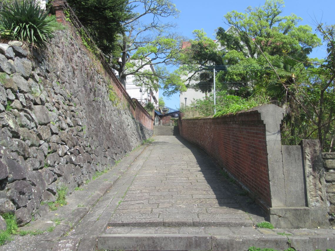 4月の長崎市オランダ坂周辺で撮影した、左は石造り、右はレンガの道。