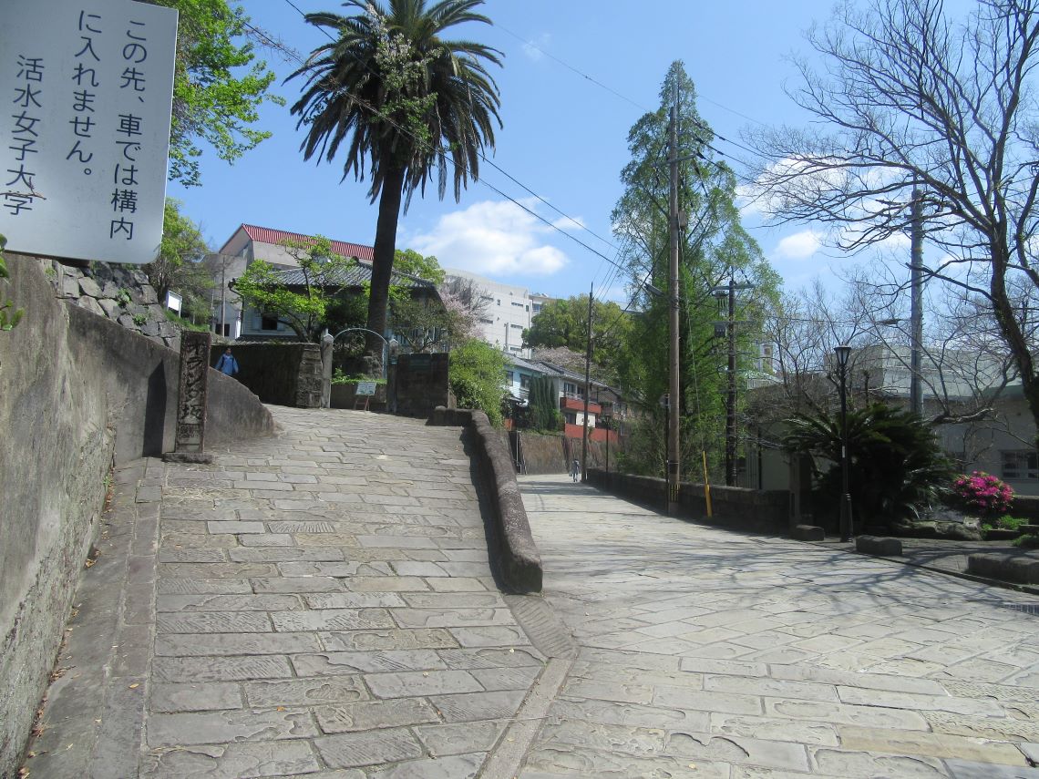 4月の長崎市オランダ坂周辺で撮影した、オランダ坂の石碑も見える風景。