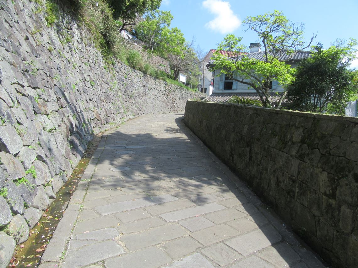 4月の長崎市オランダ坂周辺で撮影した、石造りの風景。