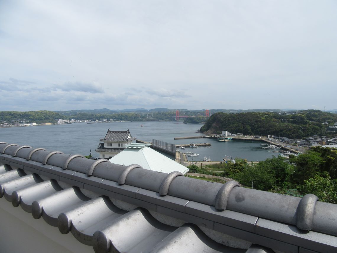 長崎県平戸市の平戸城で撮影した、平戸大橋が見える風景。