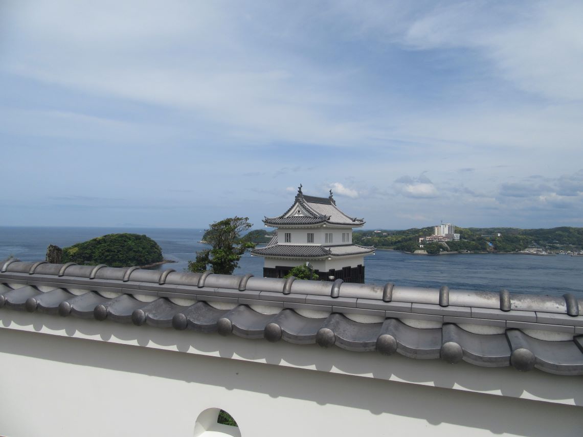 長崎県平戸市の平戸城で撮影した、海が見える風景。