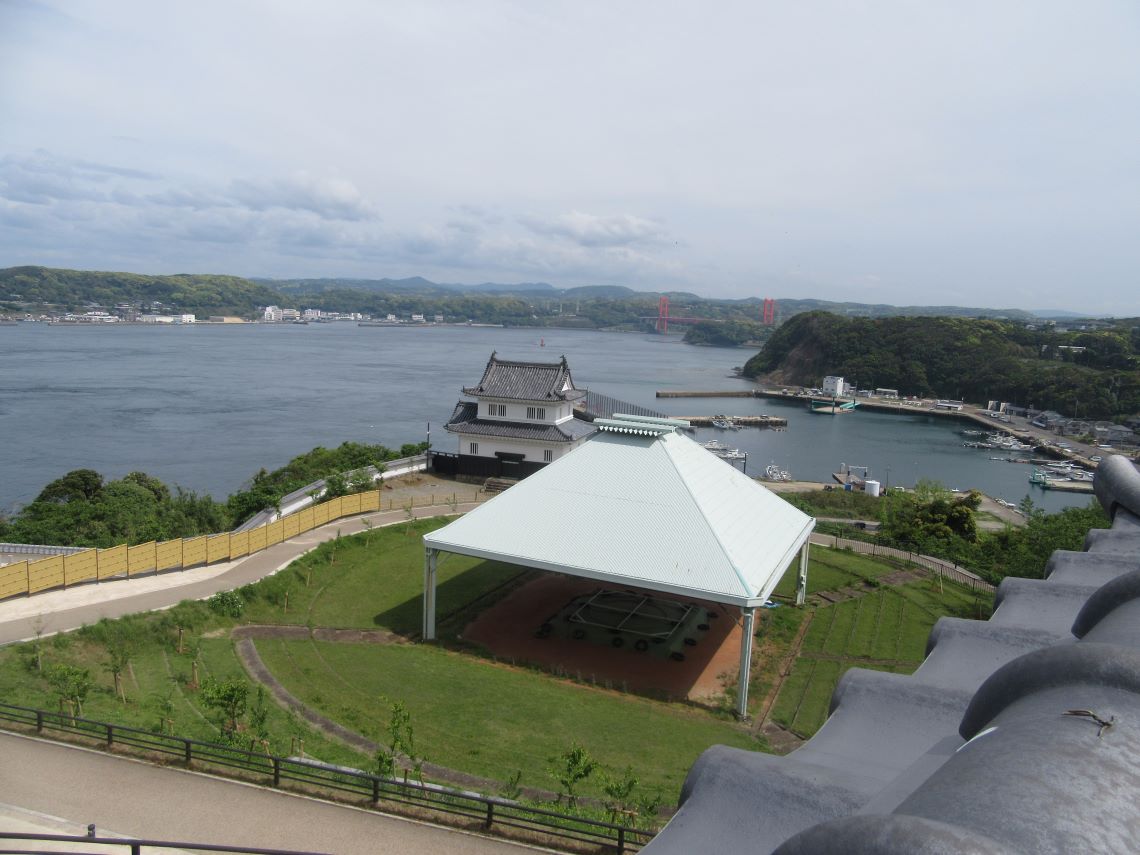 長崎県平戸市の平戸城で撮影した、高台からの景色と相撲場。