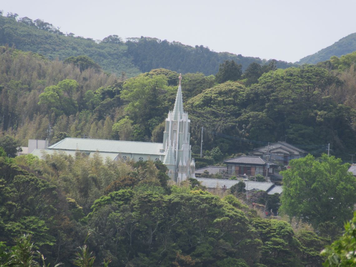 長崎県平戸市の平戸城で撮影した、高台から見えた教会。
