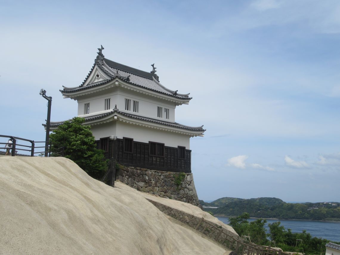 長崎県平戸市の平戸城で撮影した、海沿いの櫓。