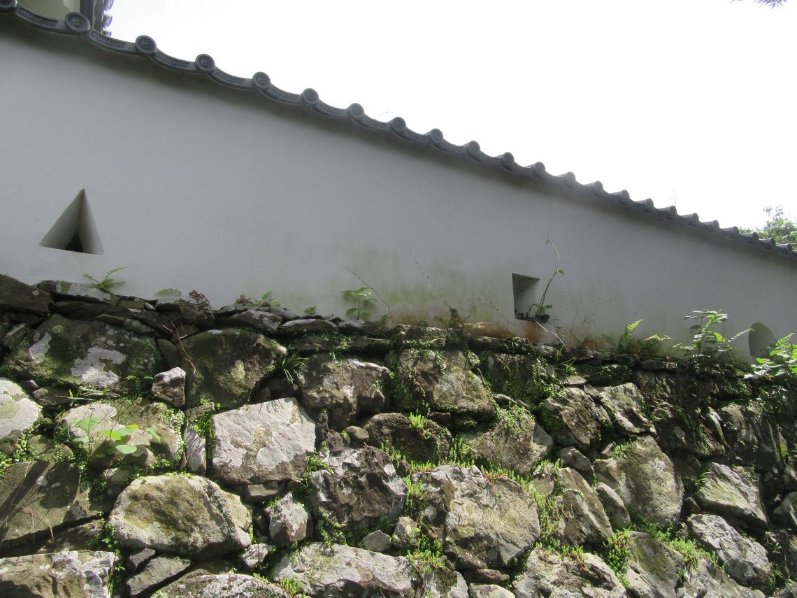 長崎県平戸市の平戸城で撮影した、塀にあいている丸、三角、四角の穴。