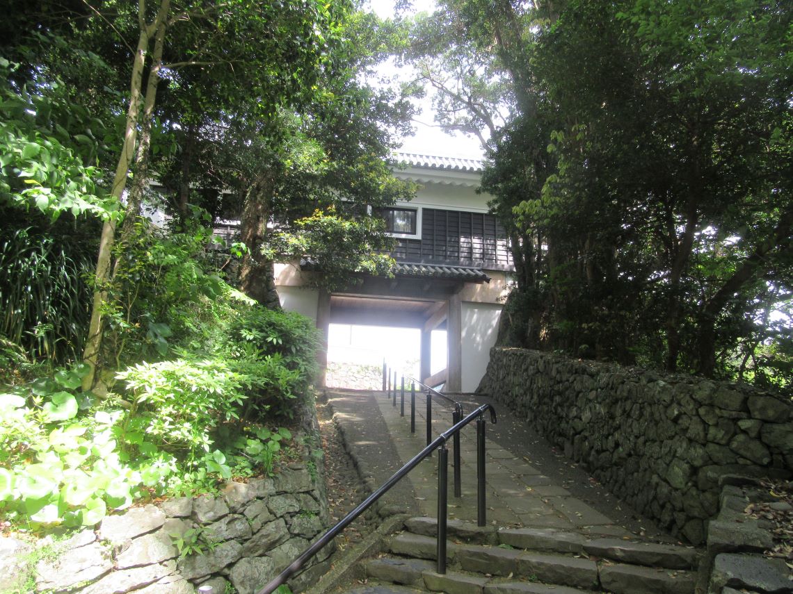 長崎県平戸市の平戸城で撮影した、本丸門へ向かう道。