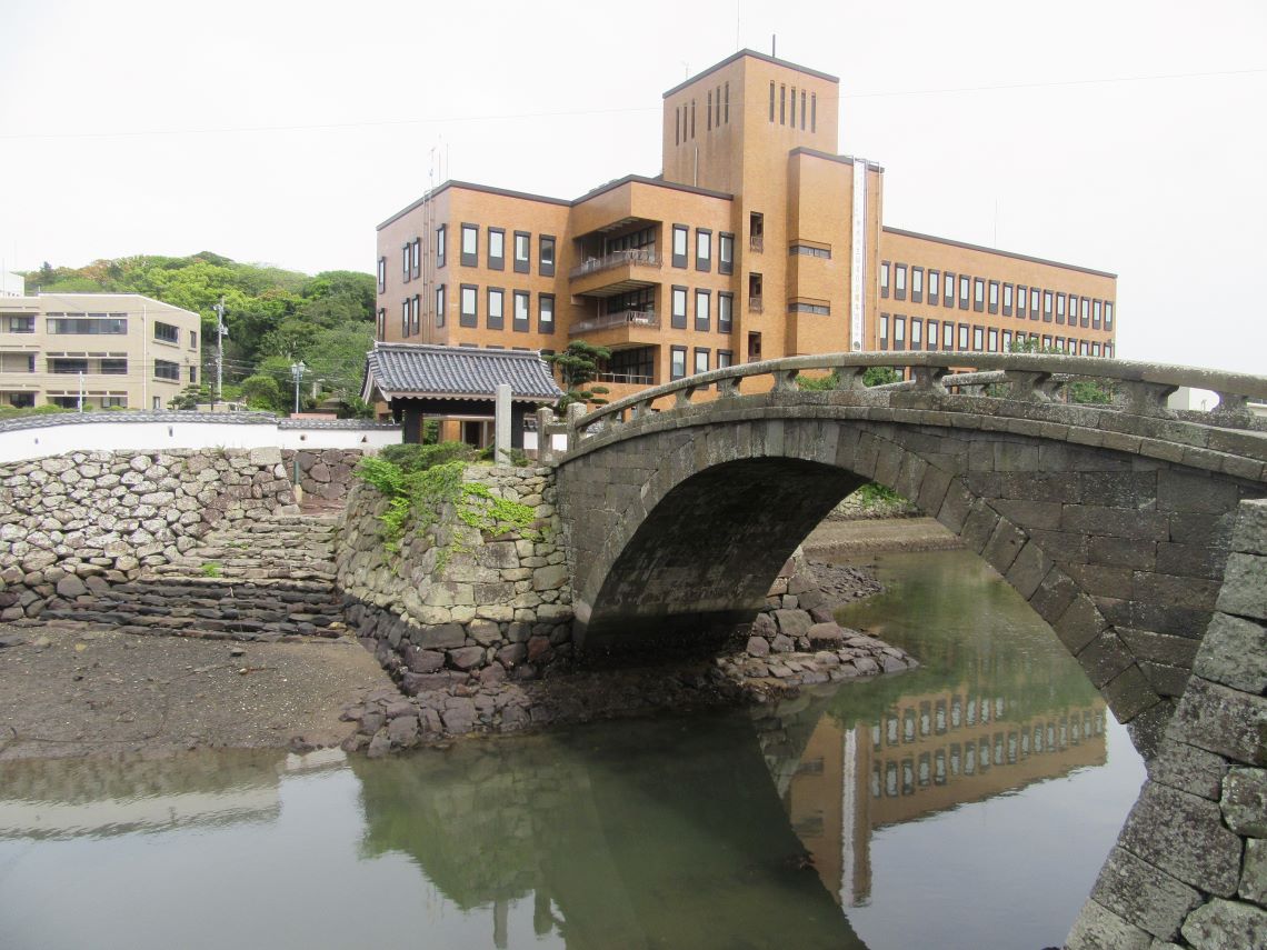 長崎県平戸市の市街地で撮影した、幸橋と平戸市役所。