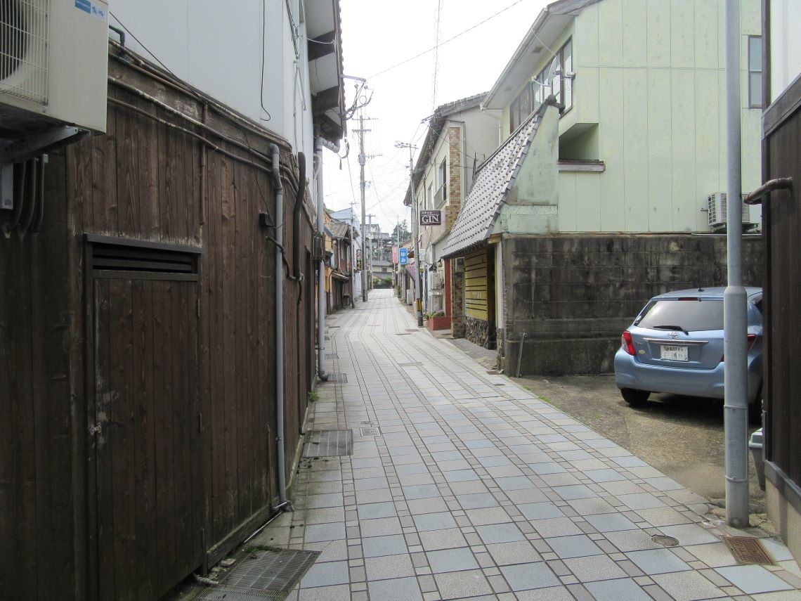 長崎県平戸市の市街地で撮影した、昔ながらの飲み屋街。