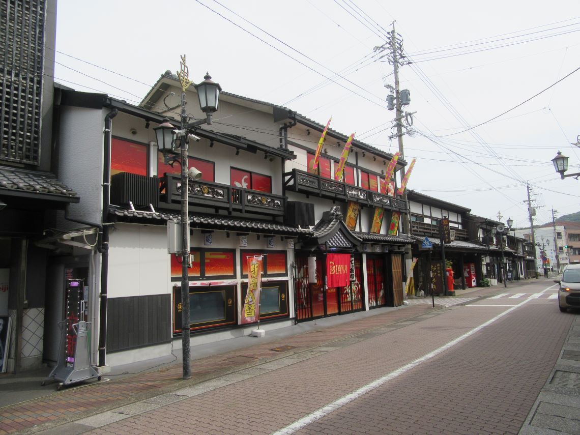 長崎県平戸市の市街地で撮影した、花街にあるお店のようなパチンコ店『ディアナ』。