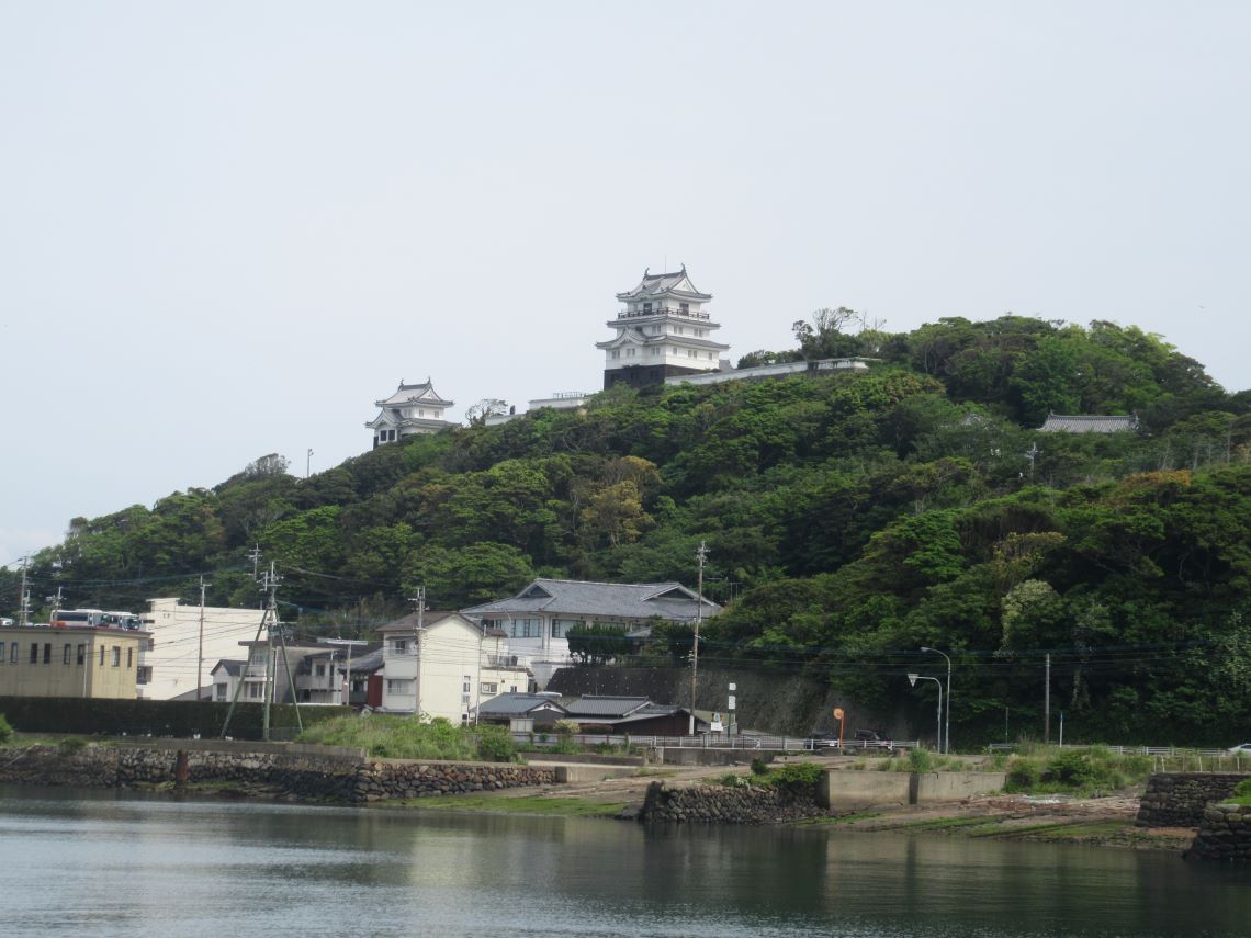 長崎県平戸市の市街地で撮影した平戸城。