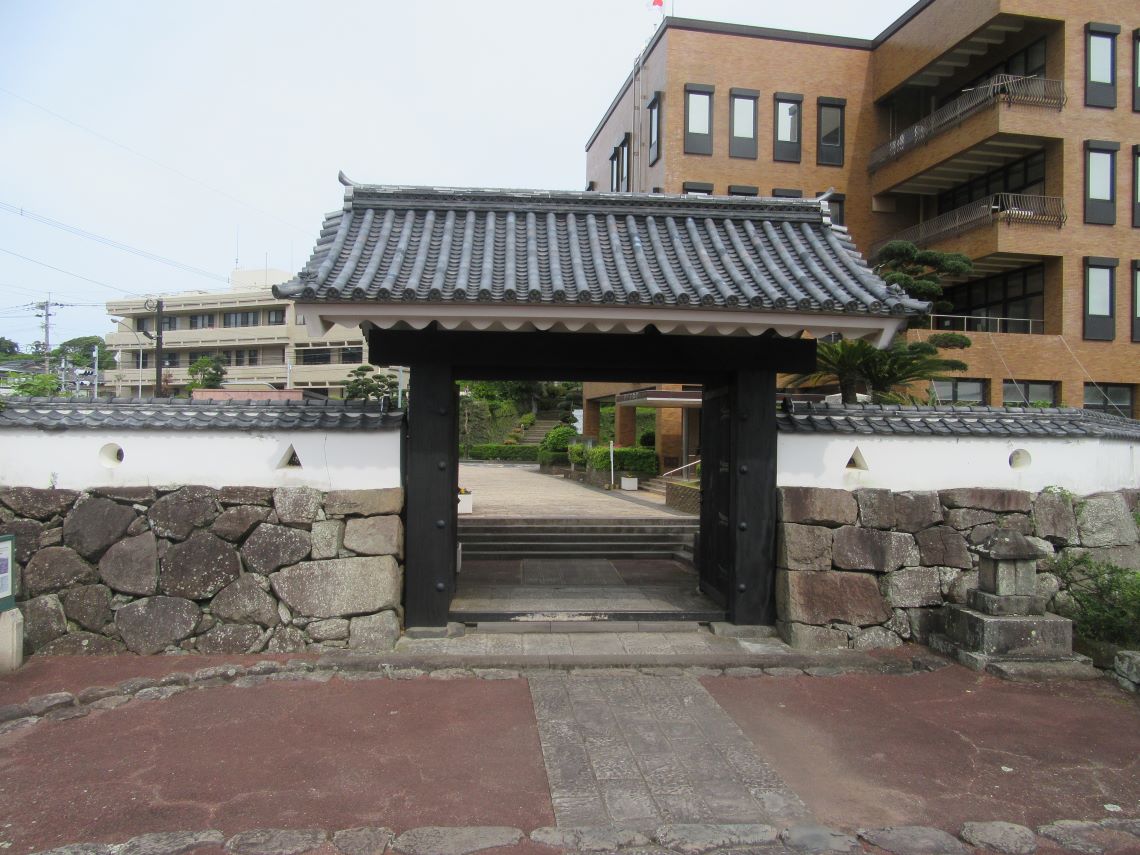長崎県平戸市の市街地で撮影した、幸橋を渡ったあとの平戸市役所への門。