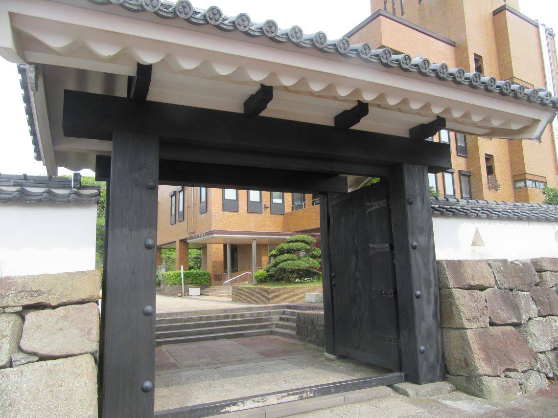 長崎県平戸市の市街地で撮影した、歴史を感じる門。
