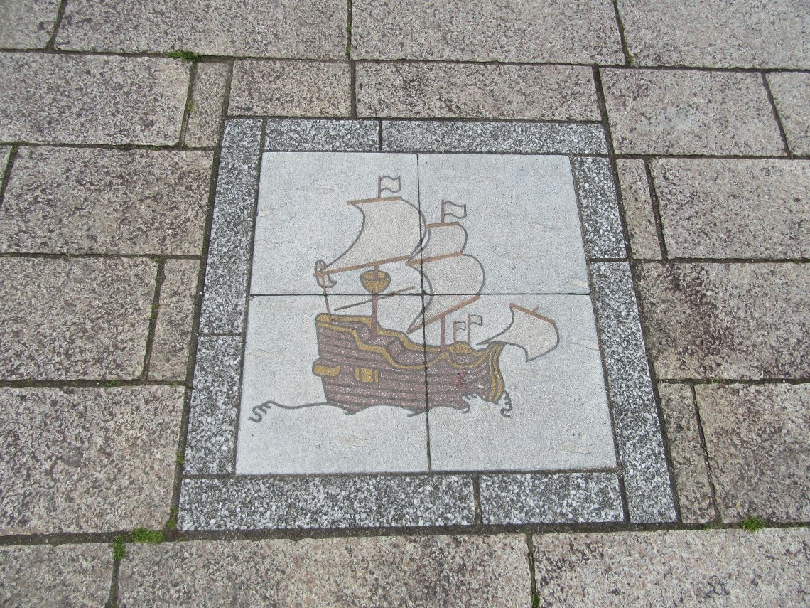 長崎県平戸市の市街地で撮影した、船の絵がある石畳。
