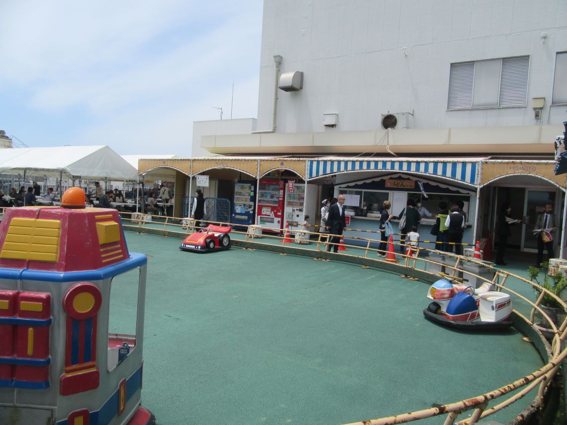 長崎市にある浜屋百貨店の屋上プレイランドで撮影した、在りし日を思わせる人々で賑わう風景。