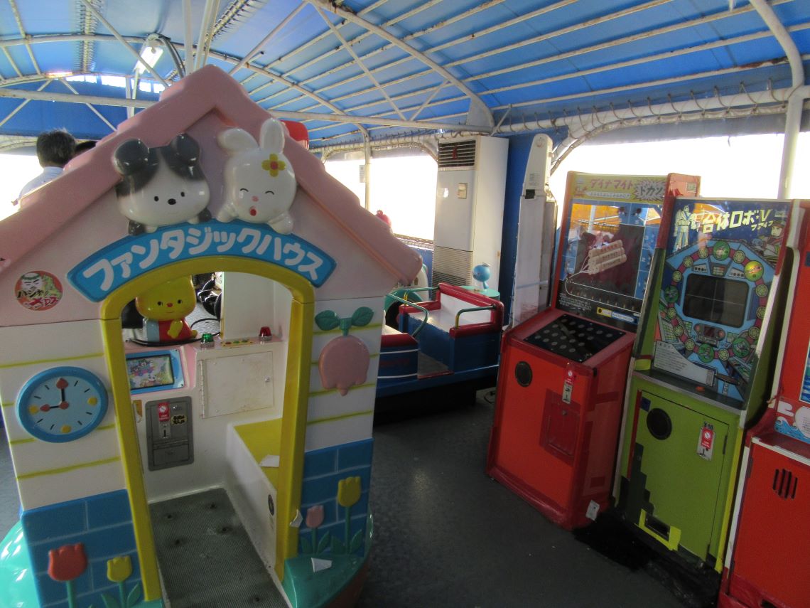 長崎市にある浜屋百貨店の屋上プレイランドで撮影した、昔懐かしのゲーム機。