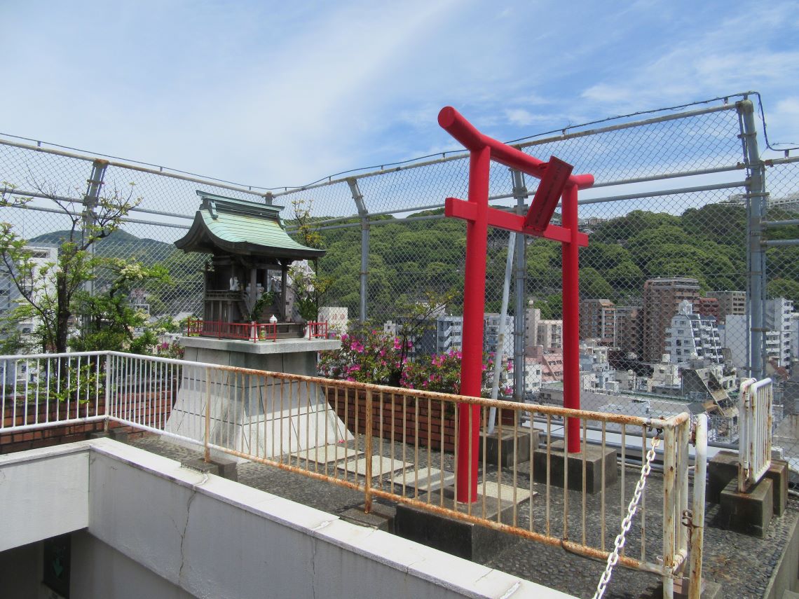 長崎市にある浜屋百貨店の屋上プレイランドで撮影した、「浜屋稲荷大明神」の神社。