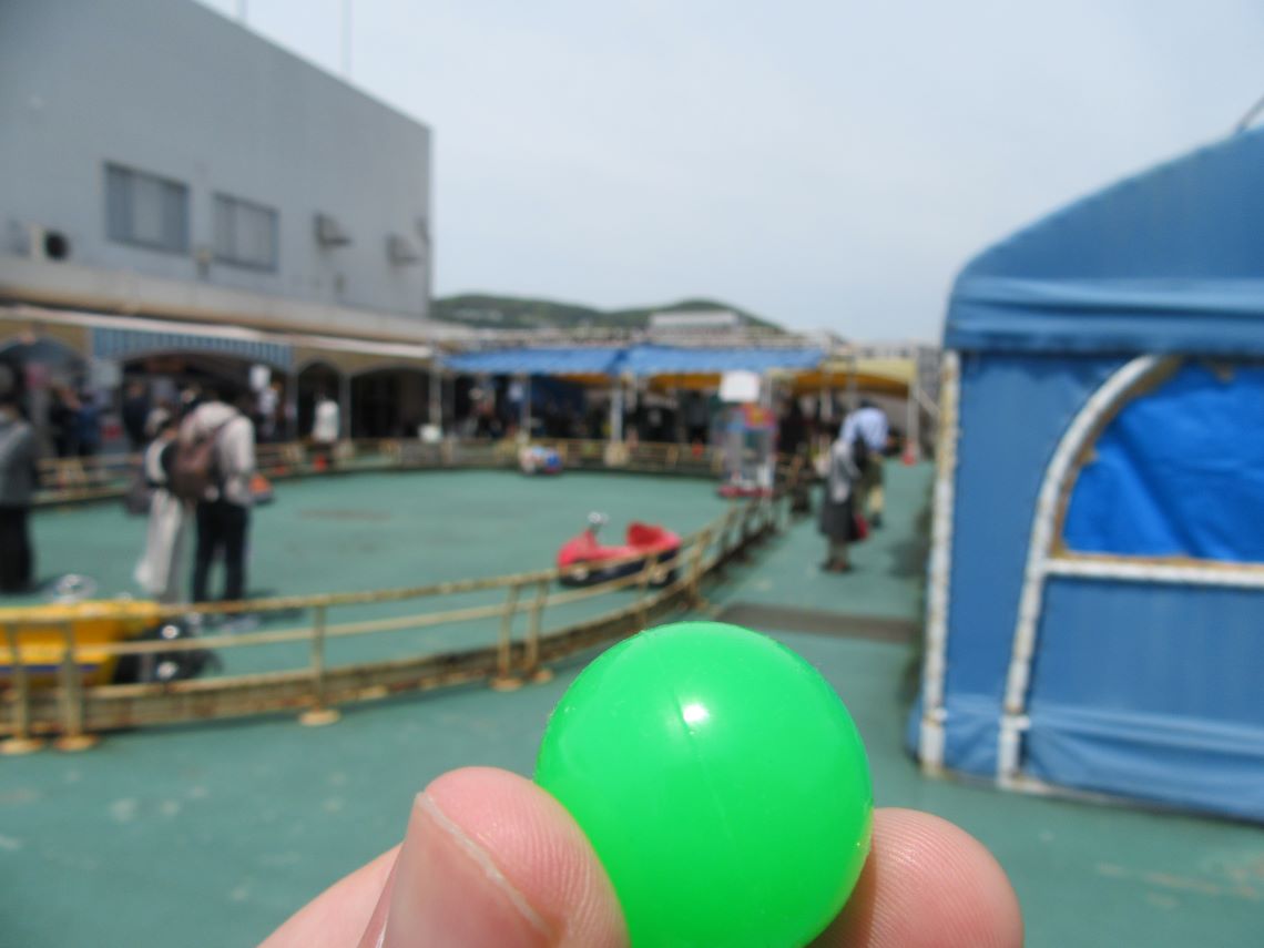長崎市にある浜屋百貨店の屋上プレイランドで撮影した、緑色のスーパーボールと背景。