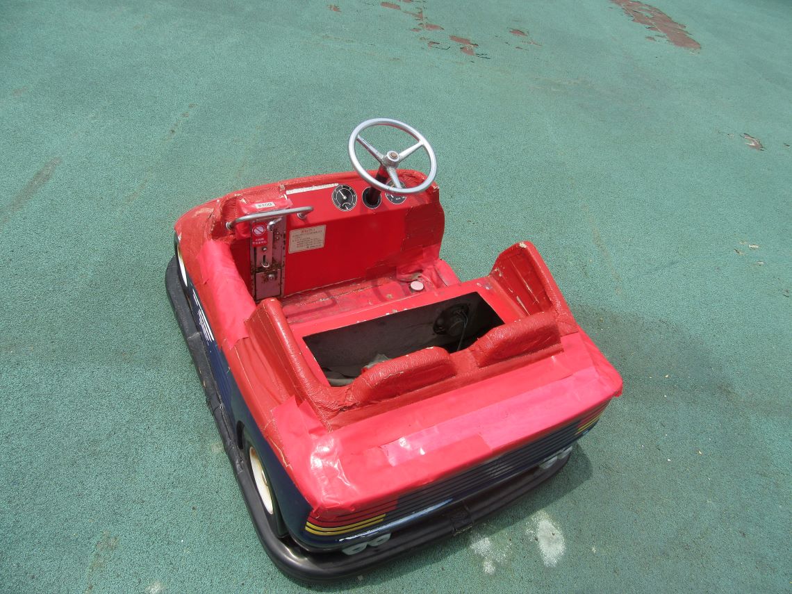 長崎市にある浜屋百貨店の屋上プレイランドで撮影した、子供用の車のおもちゃ。