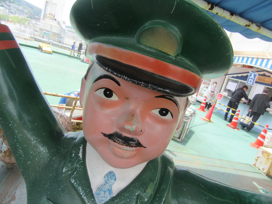 長崎市にある浜屋百貨店の屋上プレイランドで撮影した、味のある駅員さんの人形。