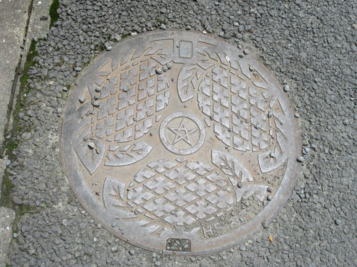 長崎市のマンホールは、市のシンボルにもなっている五芒星。