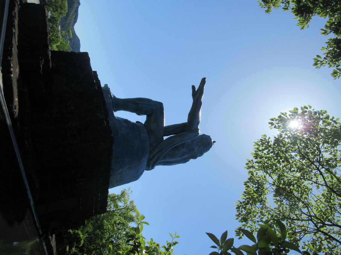 長崎市の平和公園で撮影した、人々を見つめる平和祈念像。