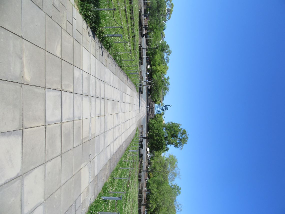 長崎市の平和公園で撮影した、平和祈念像へと続く道。