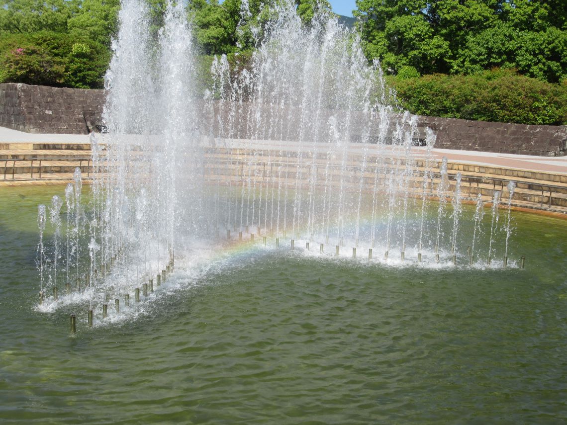 長崎市の平和公園で撮影した、平和の泉にかかる虹。