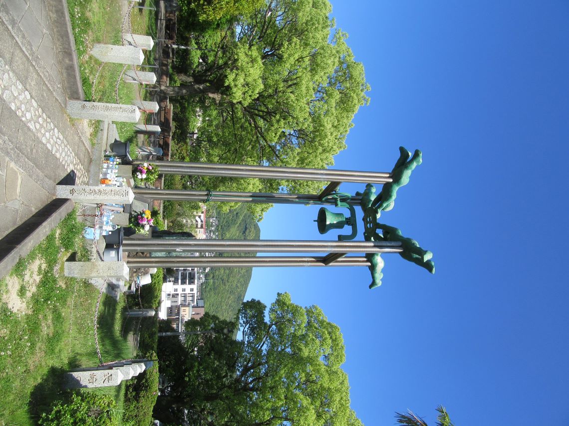 長崎市の平和公園で撮影した、平和の泉の近くにある鐘。