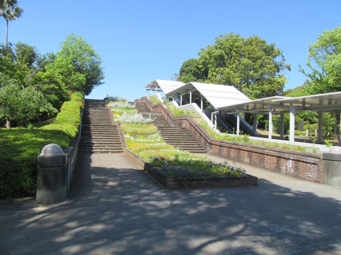 長崎市の平和公園で撮影した、入口のエスカレーターのぼった先。
