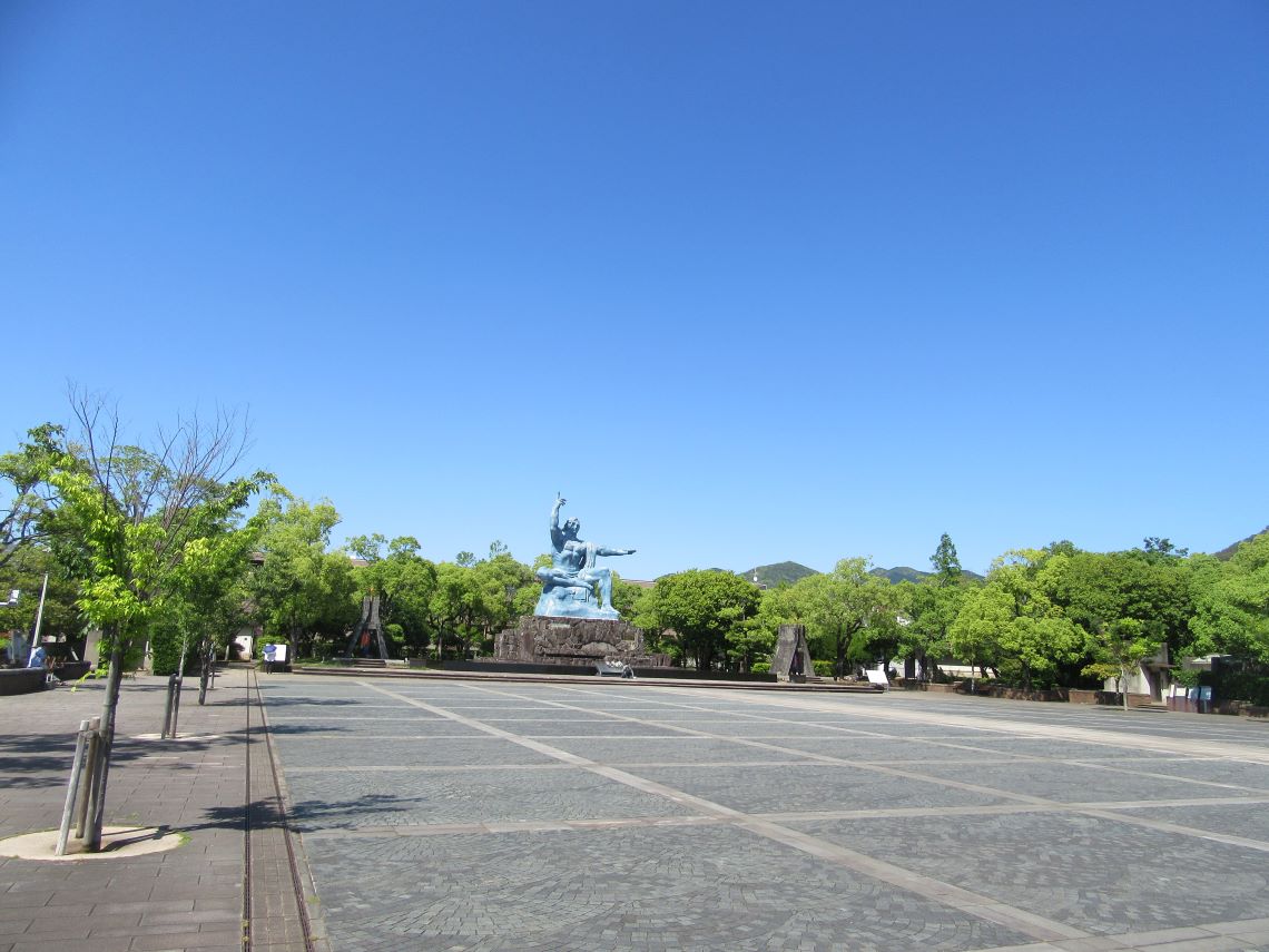 長崎市の平和公園で撮影した、平和祈念像。