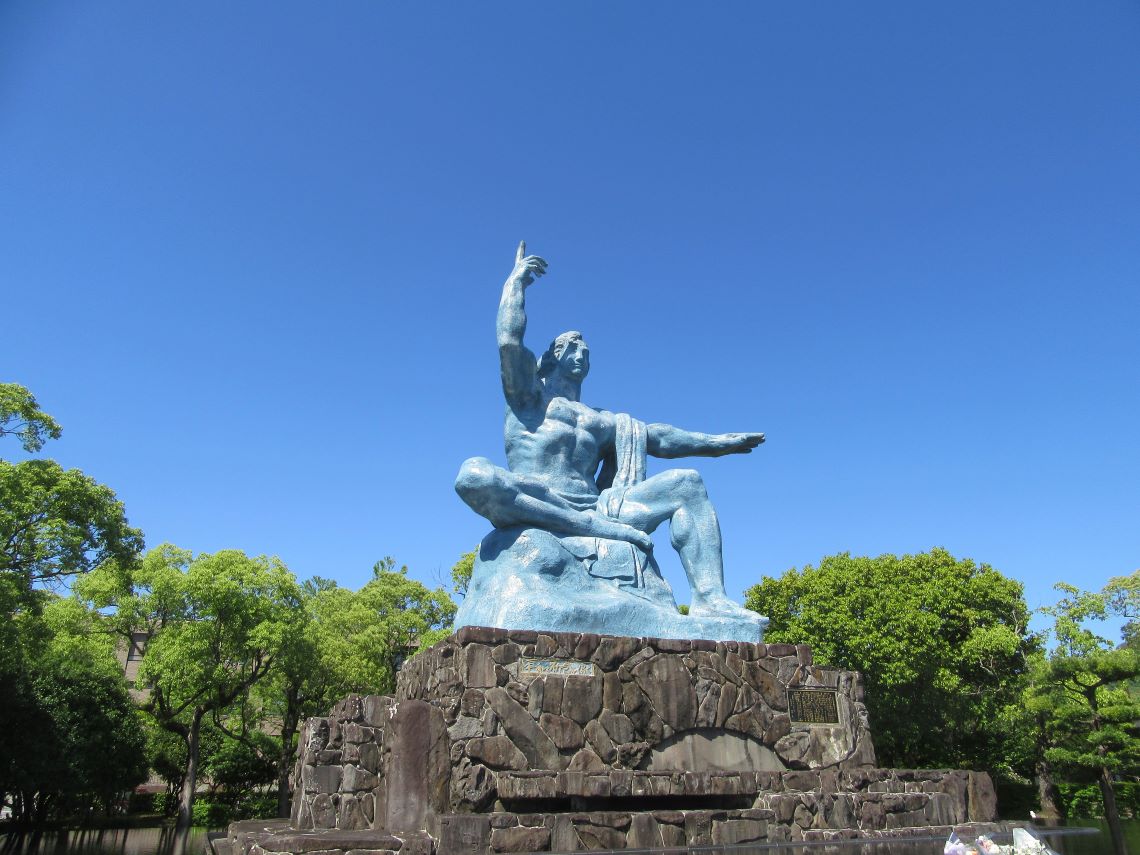 長崎市の平和公園で撮影した、北村西望作の平和祈念像。