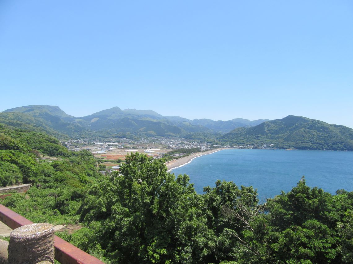 長崎県雲仙市千々石町にある千々石観光センターで撮影した、海・砂浜・山・畑が見える絶景。