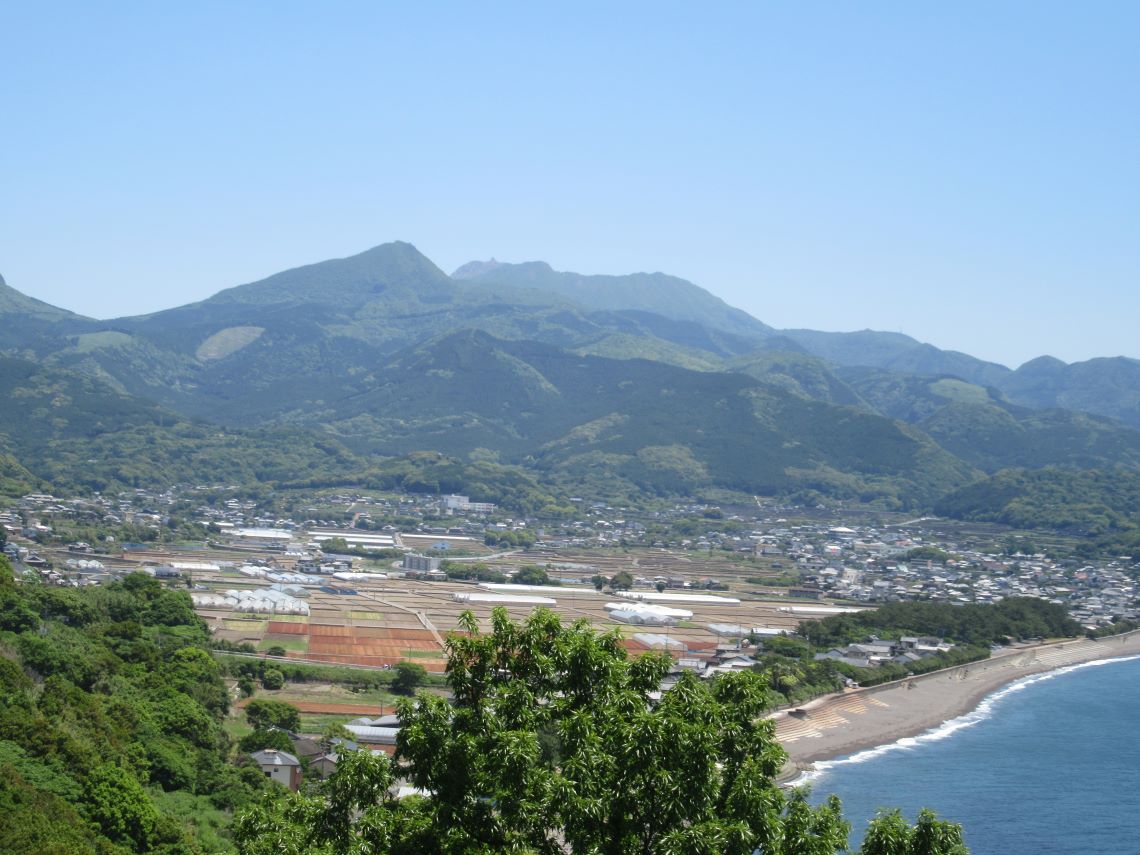 長崎県雲仙市千々石町にある千々石観光センターで撮影した、山と田園風景。