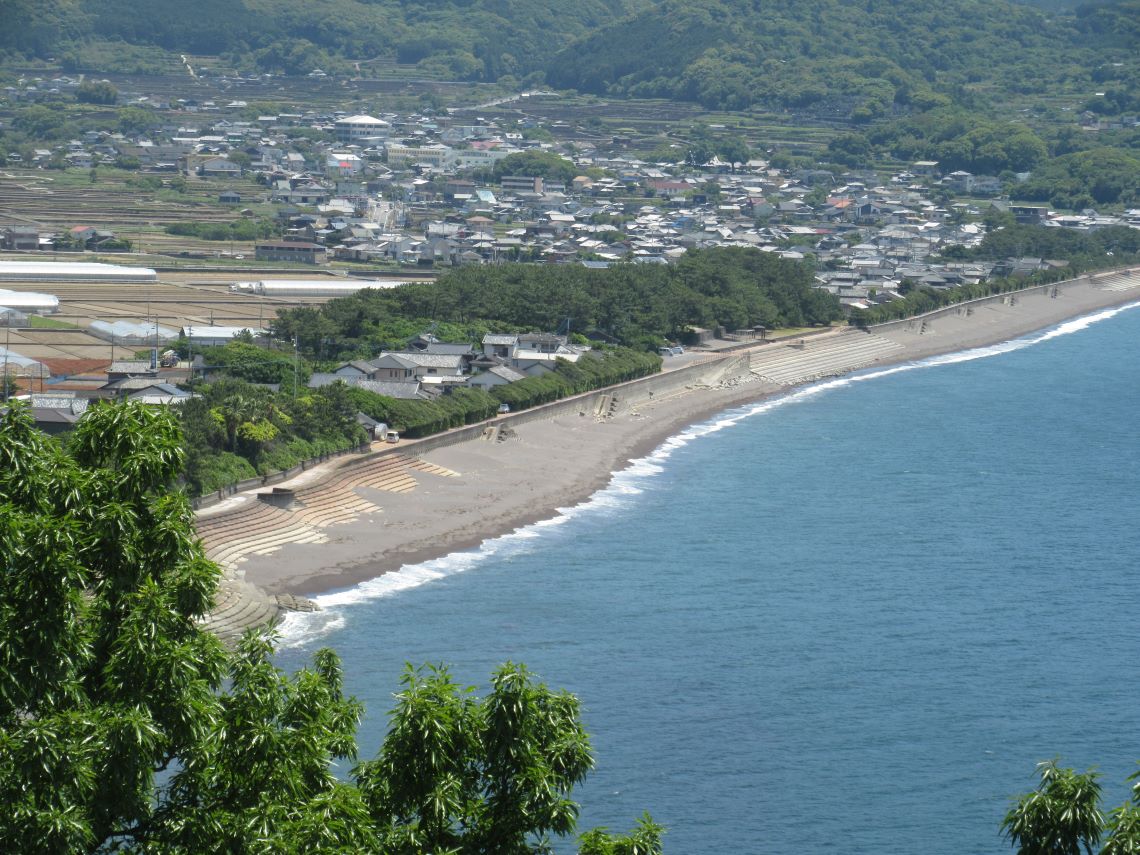 長崎県雲仙市千々石町にある千々石観光センターで撮影した、砂浜に沿って押し寄せる波。
