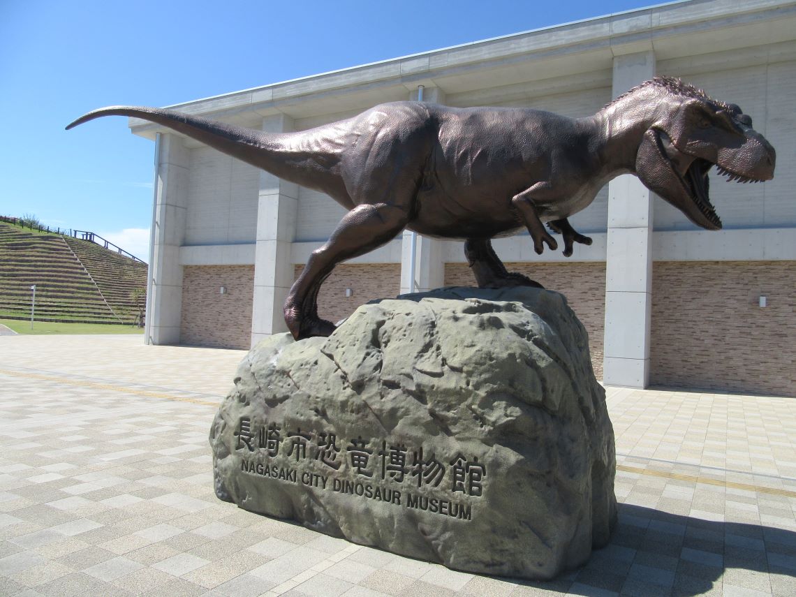 長崎市の長崎のもざき恐竜パークで撮影した、大きな恐竜のオブジェ。