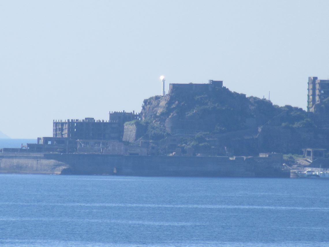 長崎市の長崎のもざき恐竜パークで撮影した、軍艦島にある肥前端島灯台。