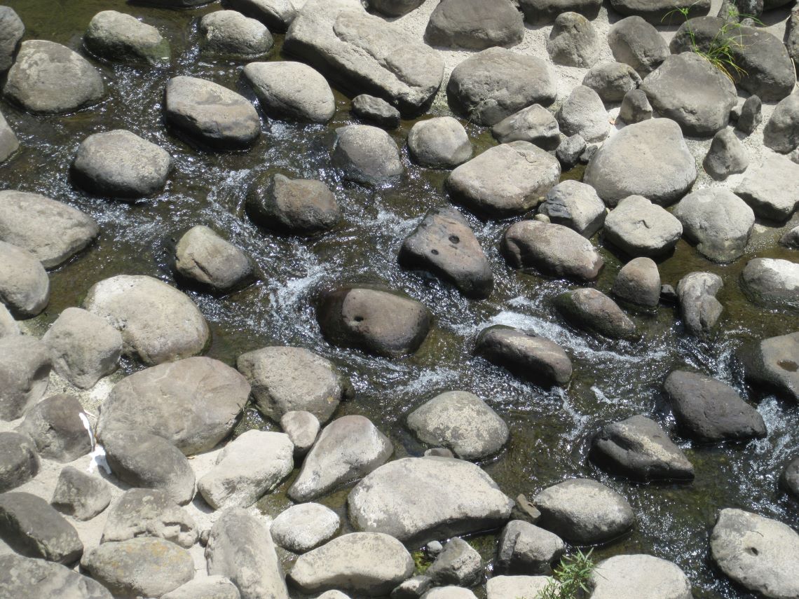 長崎市の中島川沿いで撮影した、岩場を流れる川。