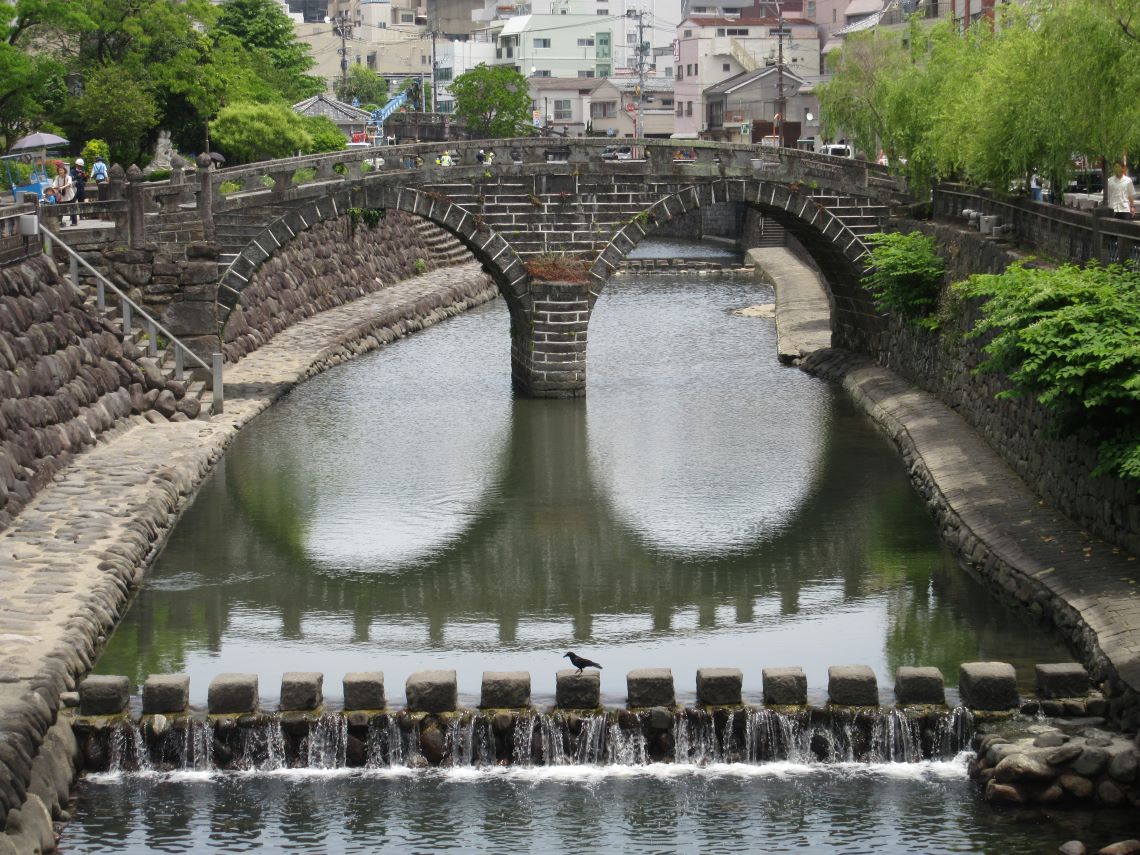 長崎市の中島川沿いで撮影した、眼鏡橋とカラス。