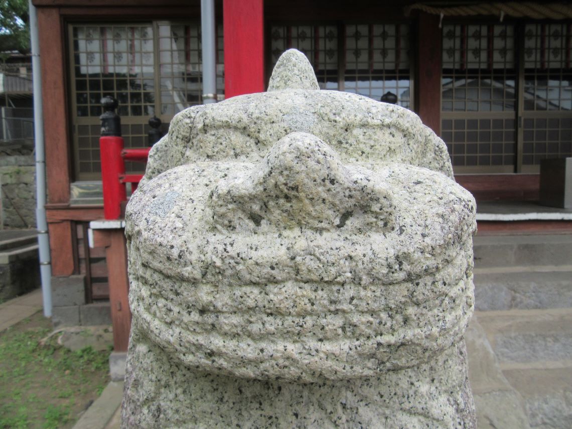 長崎市の梅香崎神社周辺で撮影した、歯を見せて思いっきり笑う狛犬さん。